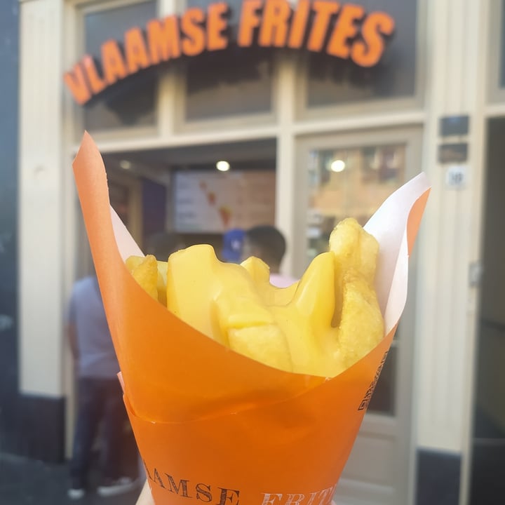 photo of Vlaamse Frites Snackland Patatas Fritas Con Queso Vegano shared by @jessanchez on  04 Sep 2022 - review