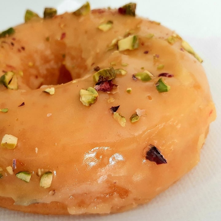 photo of VegAmazing Doughnuts Donut naranja y pistacho shared by @madridvegano on  13 Sep 2020 - review