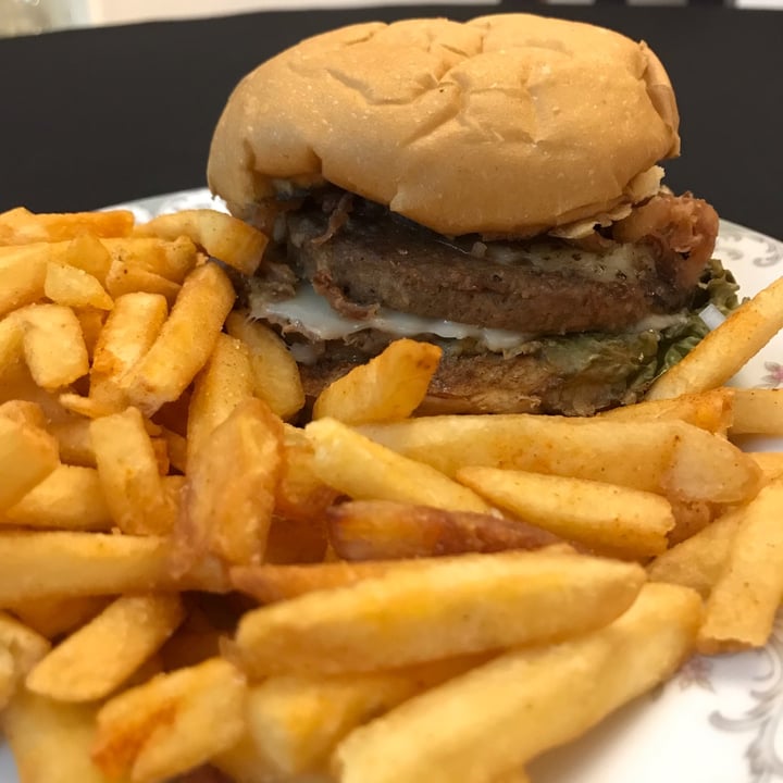 review photo of Borzi Burgers Ramona con papas fritas shared by @aixacabral on 16 Dec 2022 - review