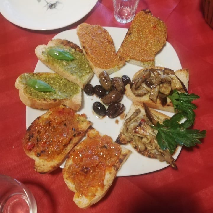 photo of Borgo Cenaioli" " B/B Trattoria & Residenza di campagna " tra Toscana ed Umbria Lago Trasimeno Bruschette Vegane shared by @paolaelia22 on  10 May 2022 - review