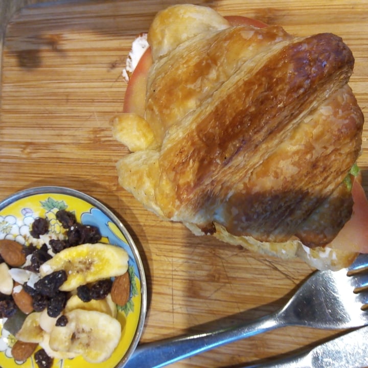review photo of Amará Tienda Natural croissant shared by @mamutgordo on 25 Jul 2022 - review