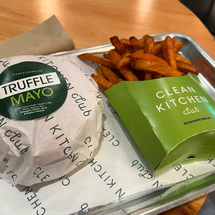 review photo of Clean Kitchen Notting Hill Truffle Mayo Chicken Burger shared by @unicornjumper on 27 Oct 2022 - review