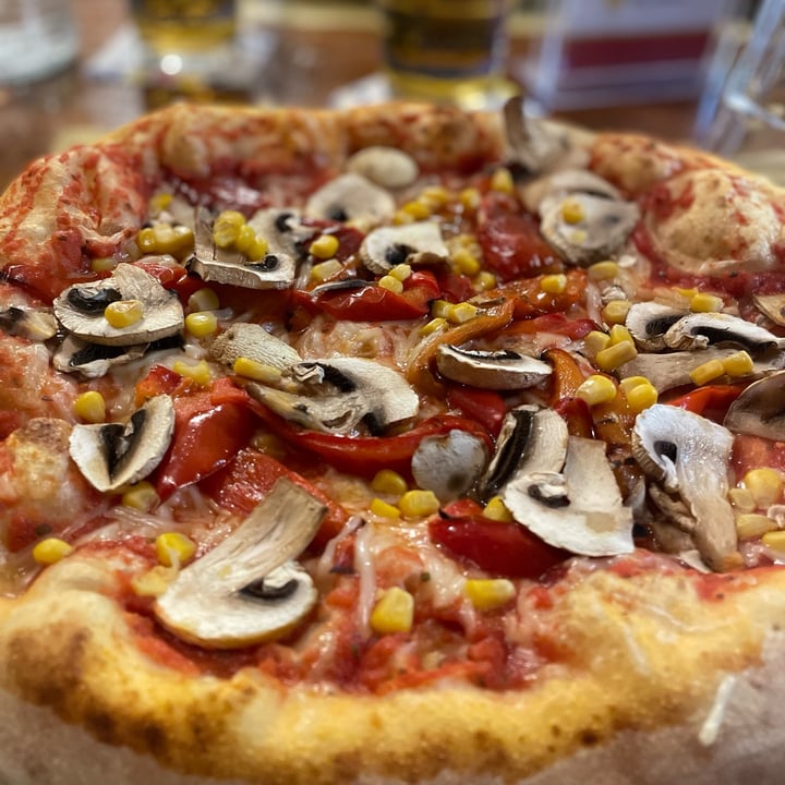 review photo of La Rusticana Ristorante - Pizzeria New York : impasto americano con salsa di pomodoro, mozzarella vegetale, mais, funghi, cipolla e peperoni shared by @alessiadibiase on 08 Apr 2022 - review