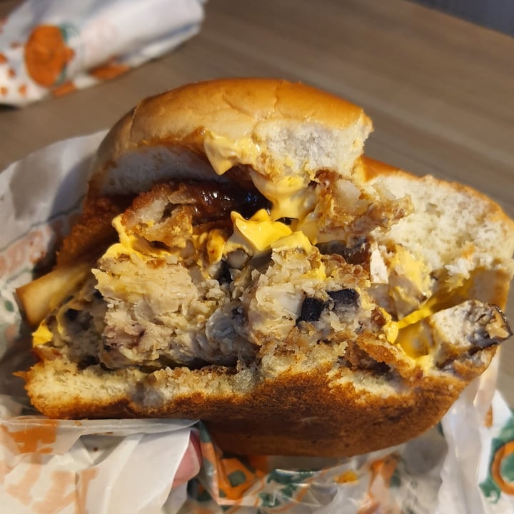review photo of Master Veggie Cheddar Onion Bacon shared by @erikalivegan on 08 Feb 2022 - review