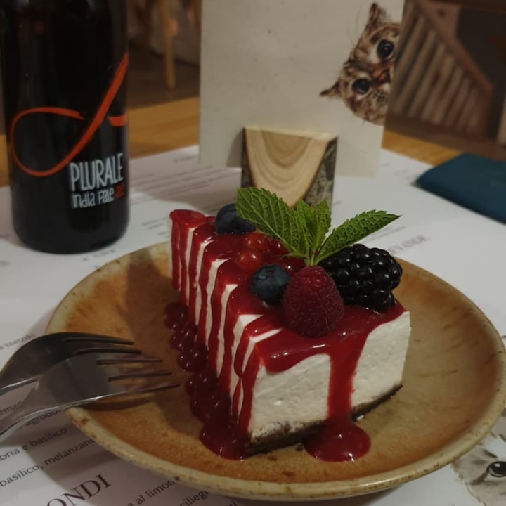 photo of Romeow Cat Bistrot Vegan Cheesecake Ai Frutti Di Bosco shared by @fabio1996 on  30 Aug 2022 - review