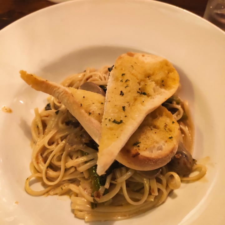 photo of Veldons Seafarer Bar & Restaurant Linguine with spinach, onion and bread shared by @maryd9 on  13 Apr 2022 - review
