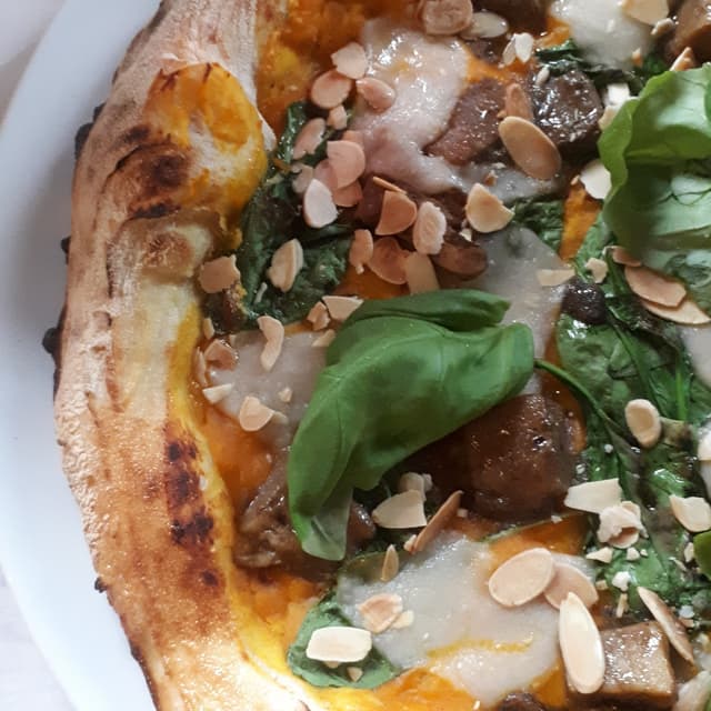 Photo of the dish “Pizza con funghi porcini mozzarella vegana e mandorle”
