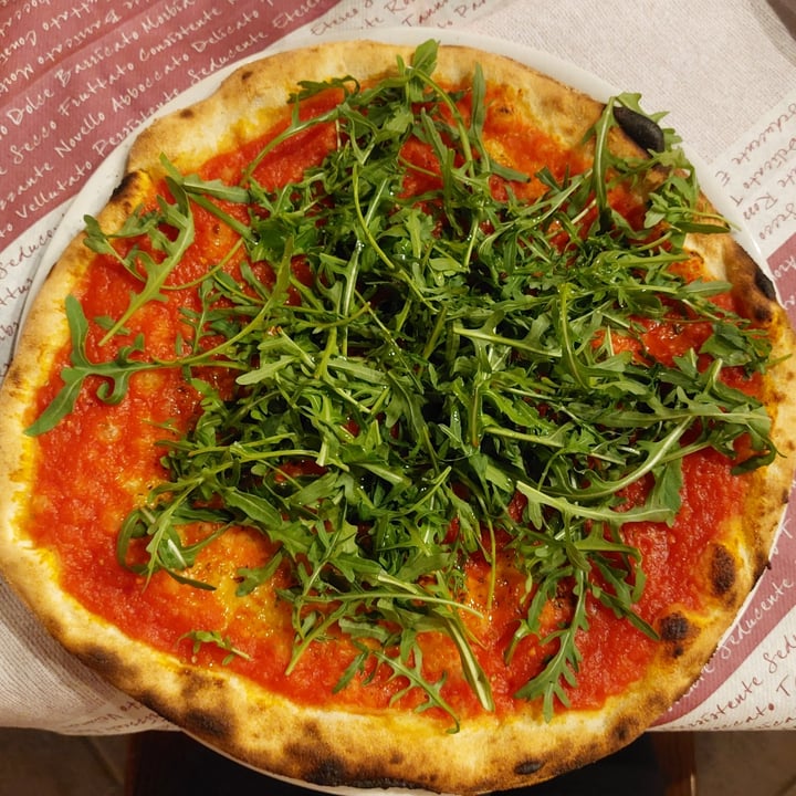 photo of Pizzeria Pub IL Cortile dei Frati Pizza Marinara con Rucola shared by @lauzab on  18 Apr 2022 - review