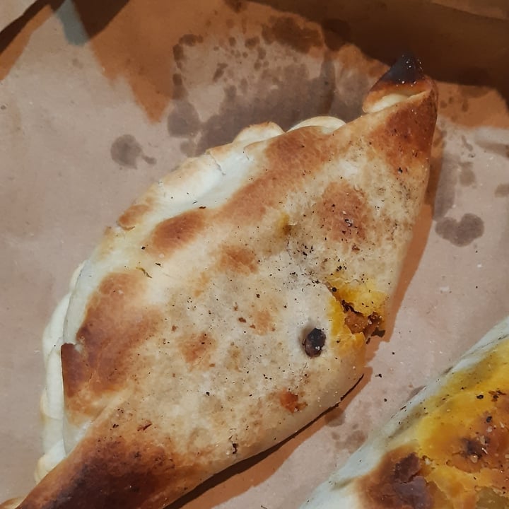 photo of Lontano Pizza Empanada De "Pollo" shared by @martinaitziar on  16 Nov 2021 - review