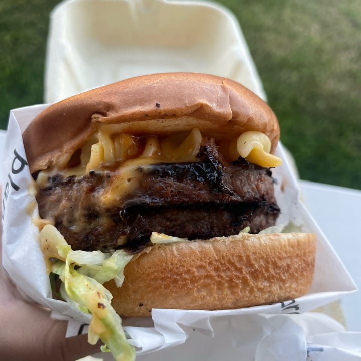 photo of Veggie Grill mac n’ cheese Burguer shared by @karenalba on  03 Aug 2022 - review