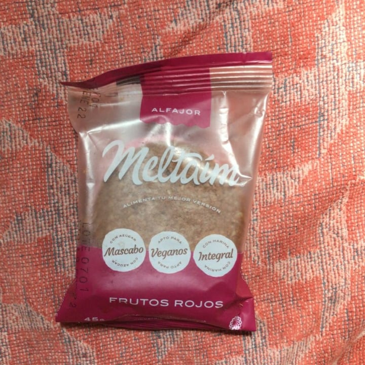 review photo of Meltaím Alfajor de Frutos rojos shared by @evelyneich on 30 Oct 2021 - review