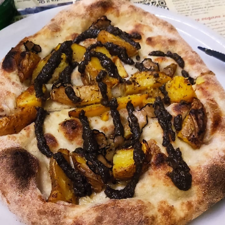 photo of ArVolo Ristorante Pizzeria Pizza Crema Tartufo E Patate shared by @assia on  01 Aug 2022 - review