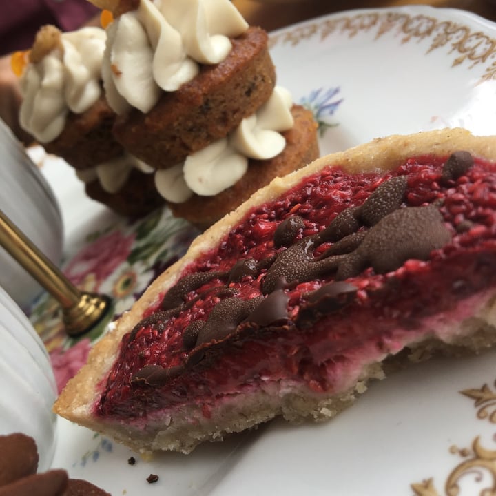 photo of Audacieuse Vanille Raspberry chocolate tart shared by @annesob on  15 Nov 2021 - review