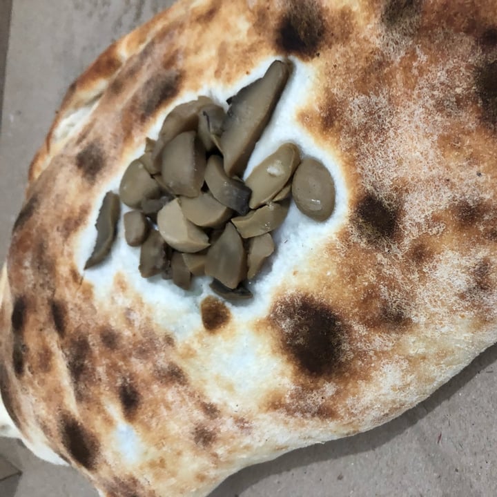 review photo of PizzerĂa Lontano Calzone de hongos shared by @martablanco on 26 Dec 2021 - review