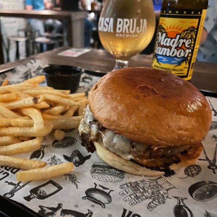 photo of Casa Bruja Brewing Co. Veggie burger shared by @juandavidbarrera on  01 Aug 2021 - review