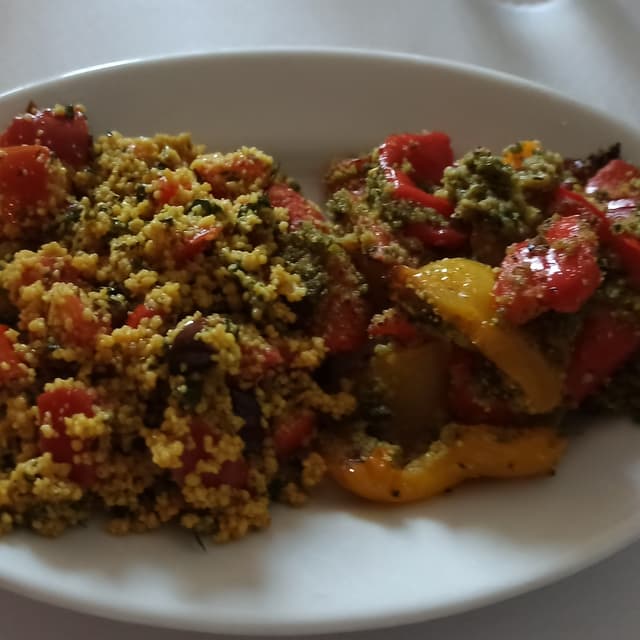 菜肴“Cous cous piccante con peperoni grigliati”的照片