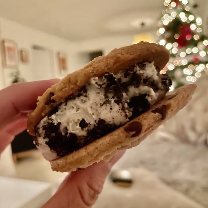 photo of Honey’s Ice Cream cookies and cream ice cream sandwich shared by @xdarrenx on  28 Nov 2021 - review