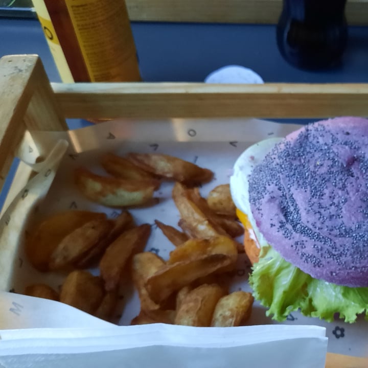 photo of Flower Burger purple Cheesy shared by @lollobrigida on  04 Sep 2022 - review