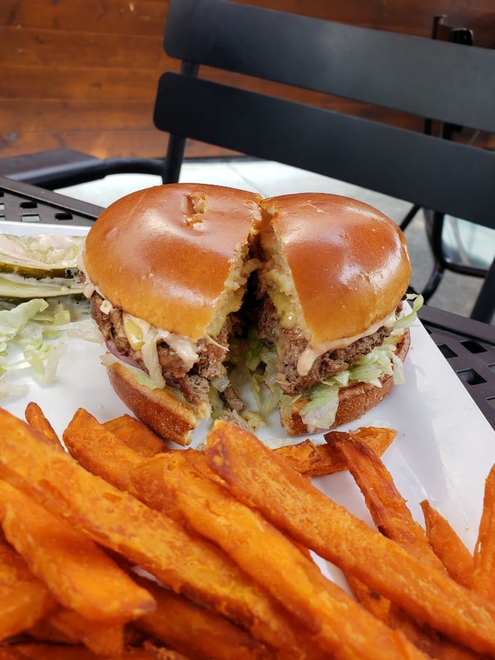 photo of The Howe Daily Kitchen & Bar Impossible Burger shared by @marilj2018 on  27 Aug 2018 - review