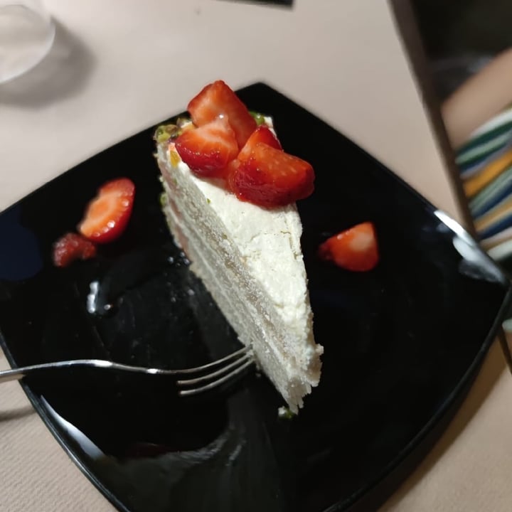 photo of La Tecia Vegana Torta Alla Crema Con Fragole E Pistacchi shared by @valentinafedi on  10 Apr 2022 - review