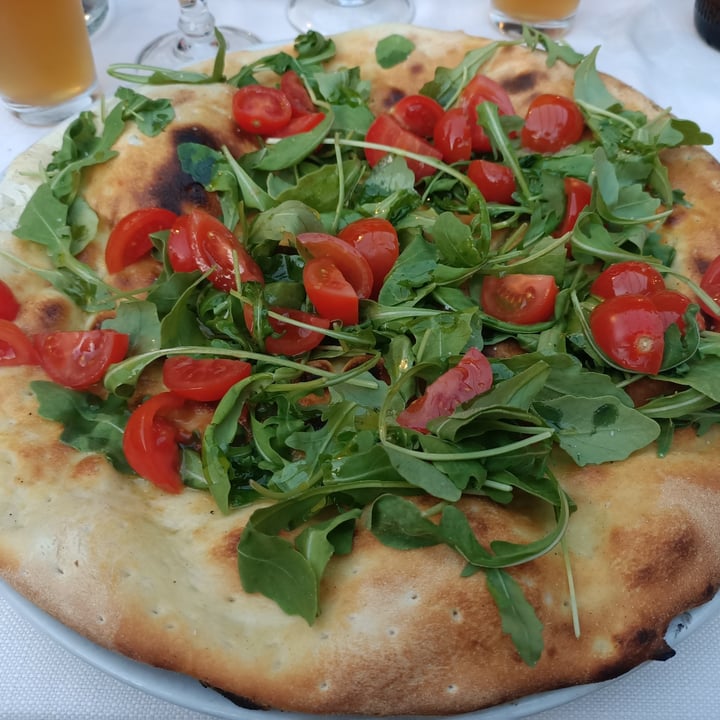 photo of La Taberna Del Sardo pizza bianca rucola pomodorini e noci shared by @luna23 on  15 Jun 2022 - review