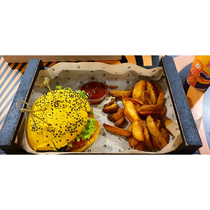 photo of Flower Burger Funky Cecio shared by @laurapalumbo on  19 Mar 2022 - review