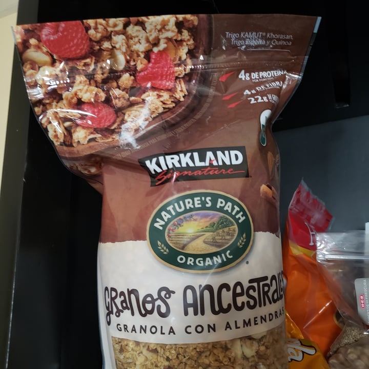 photo of Kirkland Signature Granola shared by @blankapola on  03 May 2020 - review