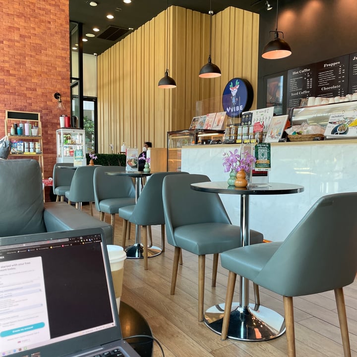 review photo of VIBE Coffee & Plant-Based Food Plant Based Australian Burger With Fries shared by @bkkswe on 25 Oct 2021 - review