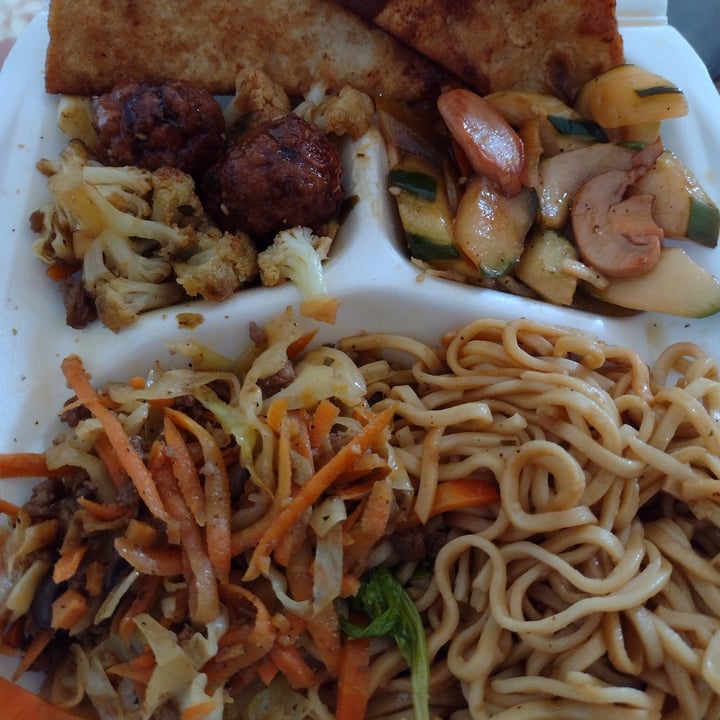 photo of Mi Kai Cocina Vegetariana Almuerzo(bolitas de soya, pepino, vegetales y chaomein) shared by @jcarlos1 on  08 Jul 2022 - review