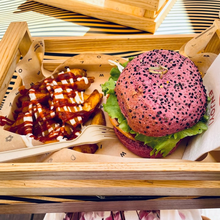 photo of Flower Burger Cherry Bomb shared by @antonellaboschi on  28 Apr 2022 - review