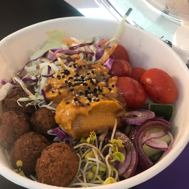 Foto do prato “ensalada con falafel”