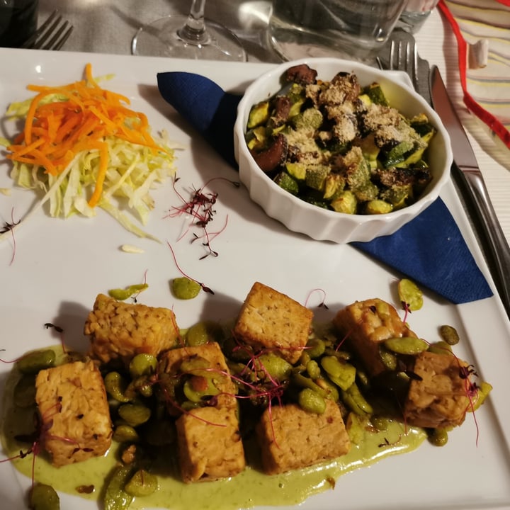 photo of Ristorante Vegano Biologico La Lanterna Sauté di tempeh e fave su crema di asparagi, con zucchine e funghi Shiitake shared by @polpettina on  05 Jun 2022 - review