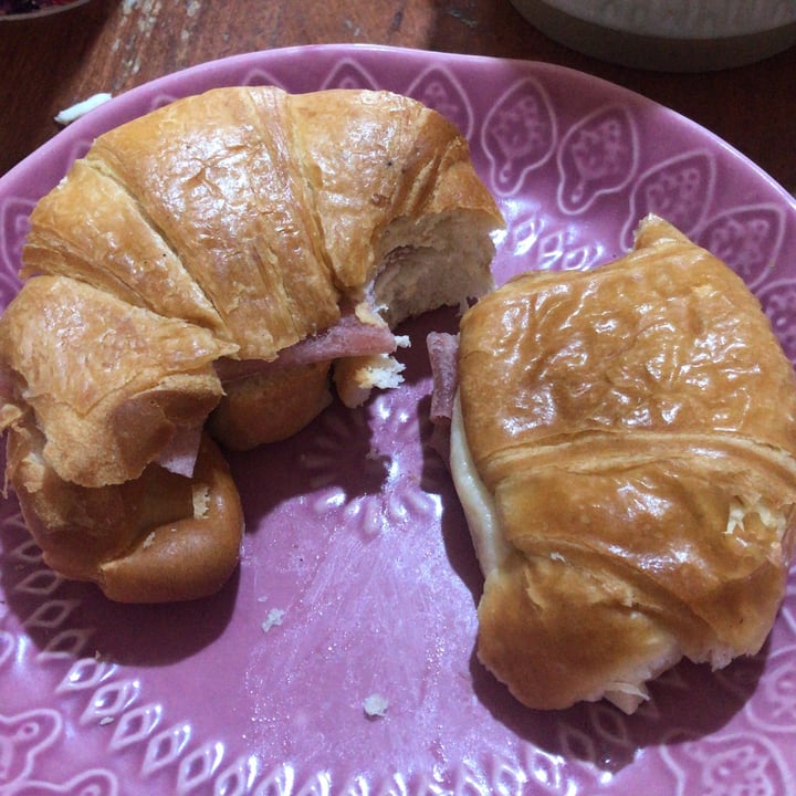 review photo of Futuro veggie Medialuna con Jamón Y Queso shared by @candeeev on 13 Nov 2021 - review