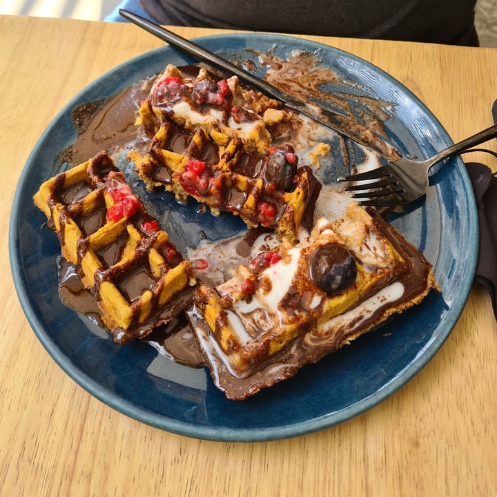 photo of Lexi's Healthy Eatery Chocolate chip vanilla waffles shared by @veronicagroen on  13 Jan 2022 - review