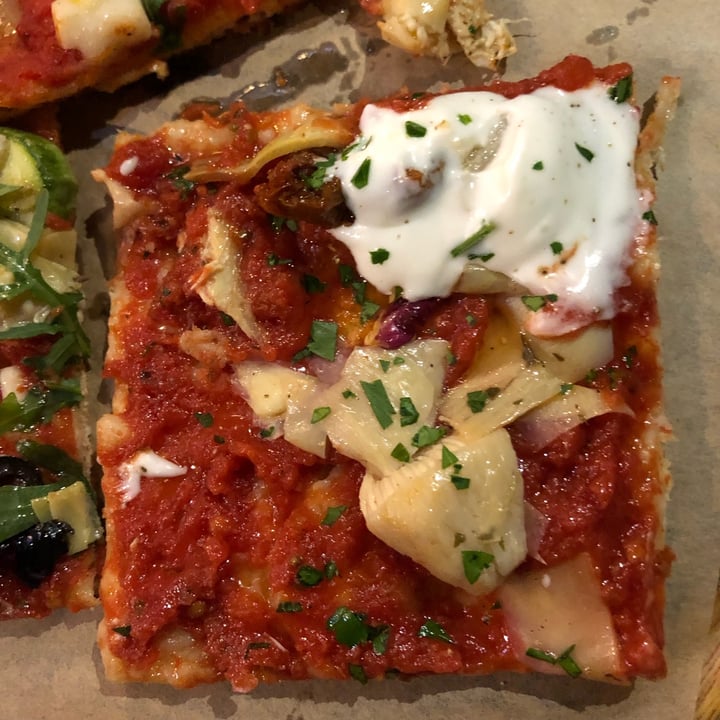 photo of IL LOCA Pizza a Taglio Rossa carciofi e pomodori secchi shared by @pamply8 on  29 Apr 2022 - review