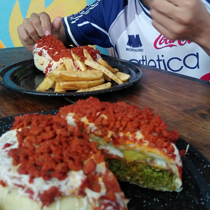 review photo of Vegarum Pizzaburger Hawaiiana shared by @selrmoon on 12 Mar 2022 - review