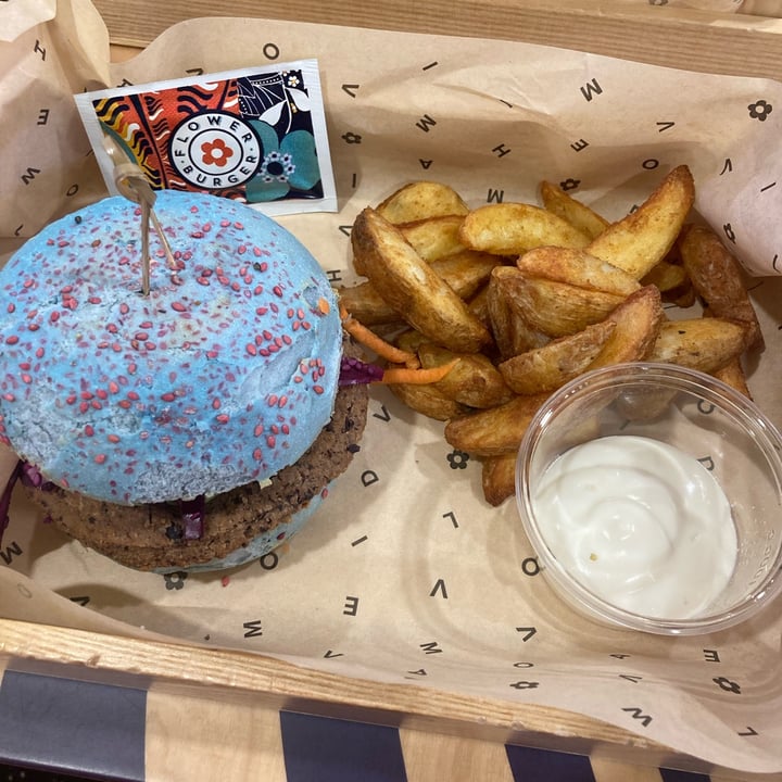 photo of Flower Burger Puffo edition shared by @utente2000 on  02 Apr 2022 - review