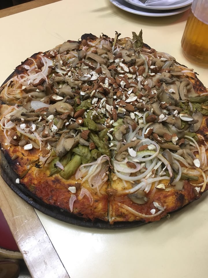 photo of Pizzería Güerrin Pizza Champiñones (Potobelo, nueces y espárragos) shared by @daniv on  07 Aug 2019 - review