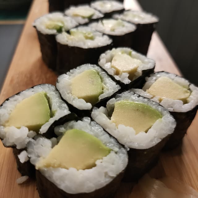 菜肴“Hosomaki Con Avocado”的照片