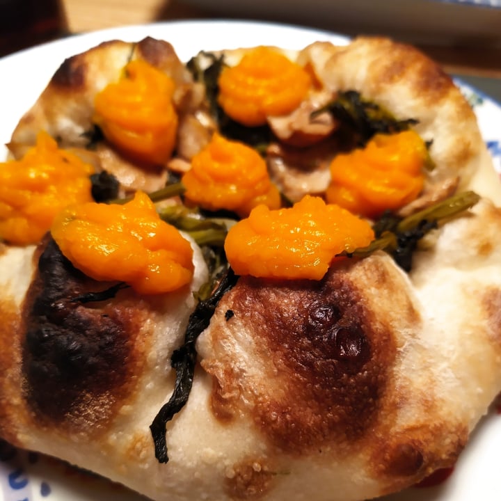photo of Semplice Pizza al tegamino a Cesena Pizza Al Tegamino Con Zucca, Cime Di Rapa E Funghi shared by @federicavolpe on  16 Apr 2022 - review