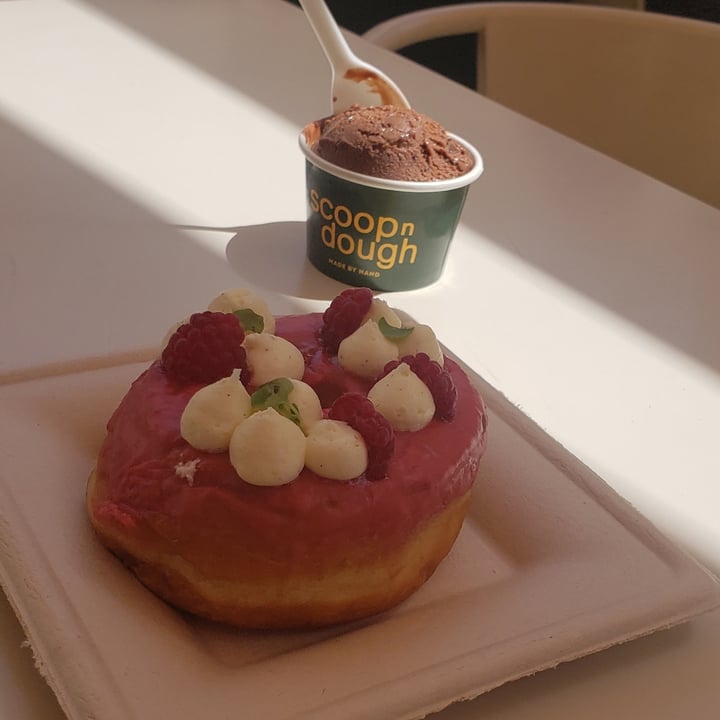 photo of Scoop 'n Dough Raspberry Donut shared by @pedrocapellao on  14 Jun 2022 - review