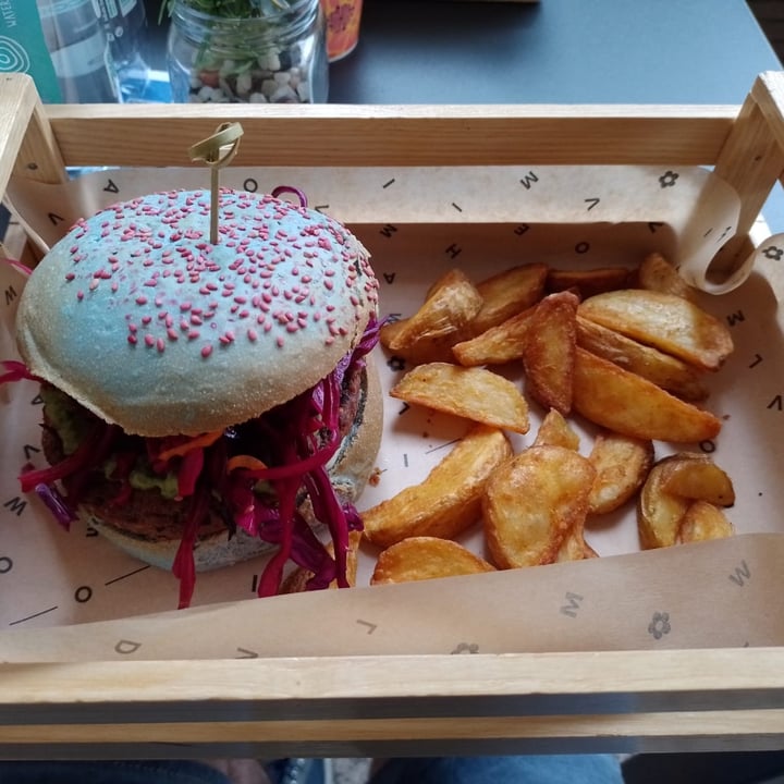 review photo of Flower Burger I Puffi Limited Edition shared by @silvia9393 on 30 May 2022 - review
