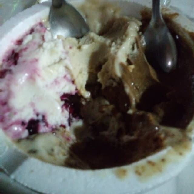 Foto del piatto “Helado vegano de Nutella, cheesecake con frutos rojos, banana split y mantecol”