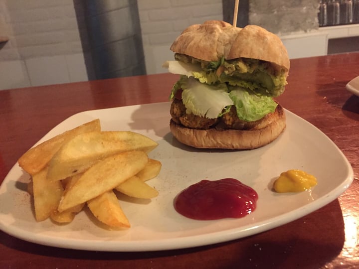 photo of La Libélula | Bar Vegano en Murcia Burguer cacho burguer shared by @xponycorniaveganx on  08 Mar 2020 - review