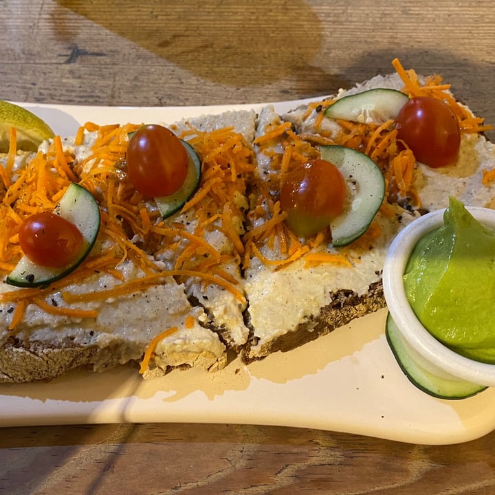 photo of Le Pain Quotidien Tartine de hummus, tomate y palta shared by @aloha88 on  22 Dec 2020 - review