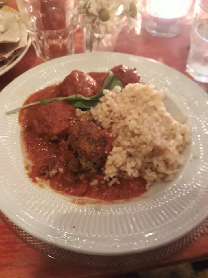 photo of Krishna Veggie koftas con salsa de tomate y arroz yamani shared by @caronoel on  03 Feb 2020 - review