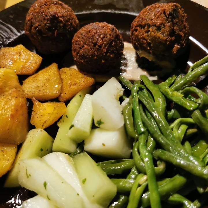 photo of Agriturismo Biologico Vegano Piccapane, Cutrofiano, Salento Falafel con verdure di stagione shared by @gerryhachi on  01 May 2022 - review