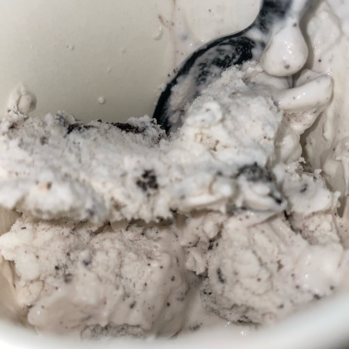 photo of Breyers Non-Dairy Cookies & Crème shared by @livin on  30 Jul 2022 - review