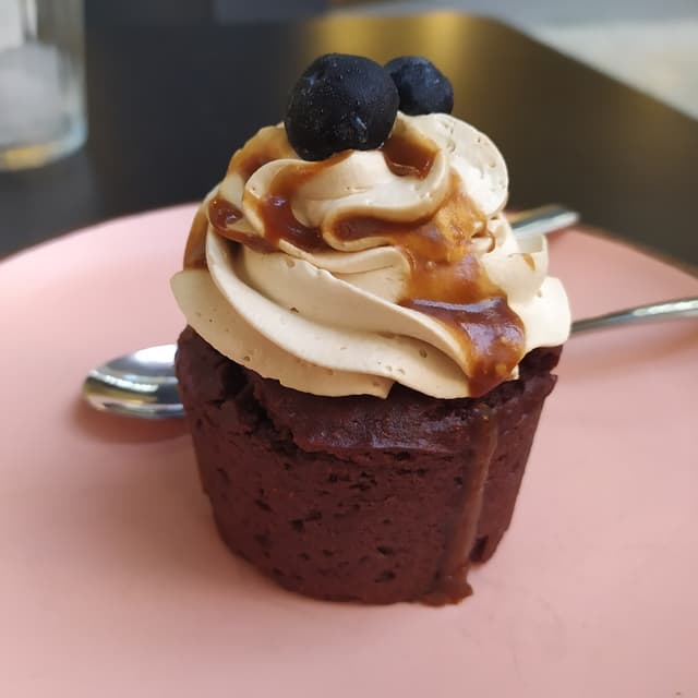 Photo of the dish “Mini cupcakes de cacao puro  y toffee coco”