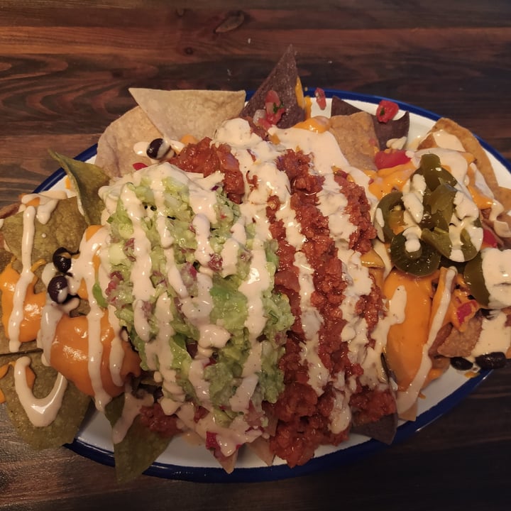 photo of Monchito Nachos con Chile carne y queso cheddar shared by @teysis on  02 Apr 2021 - review